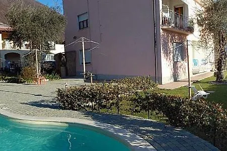 ヴィラ Sleeps 8 Pool Wifi オッスッチョ